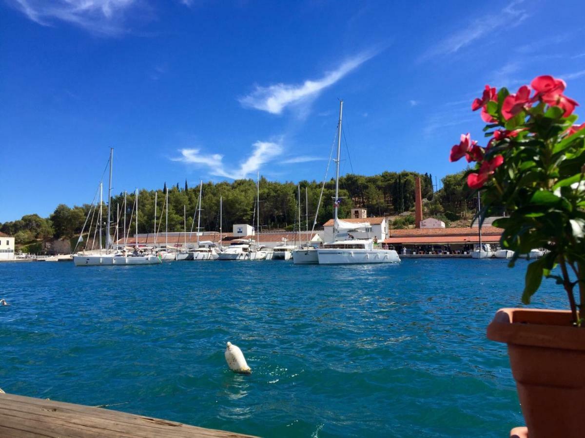 Olife Guesthouse Milna  Bagian luar foto